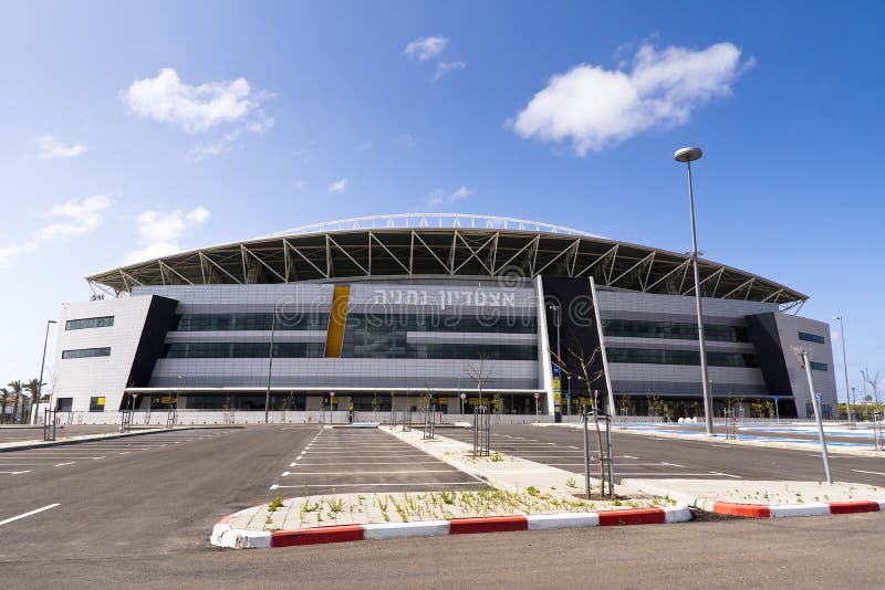 Le stade de football neuf de Natanya photographie stock Le stade de football neuf de Natanya photographie stock