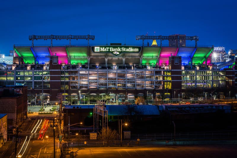 Le stade de M&T la nuit, à Baltimore, le Maryland photographie stock libre de droits Le stade de M&T la nuit, à Baltimore, le Maryland photographie stock libre de droits