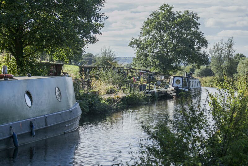 Le Staffordshire ; Campagne britannique un jour ensoleillé ; l'ARO de péniches un canal photo stock Le Staffordshire ; Campagne britannique un jour ensoleillé ; l'ARO de péniches un canal photo stock