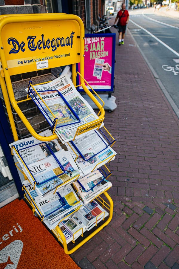 Le stand du journal De Telegraaf dans une rue hollandaise images libres de droits Le stand du journal De Telegraaf dans une rue hollandaise images libres de droits