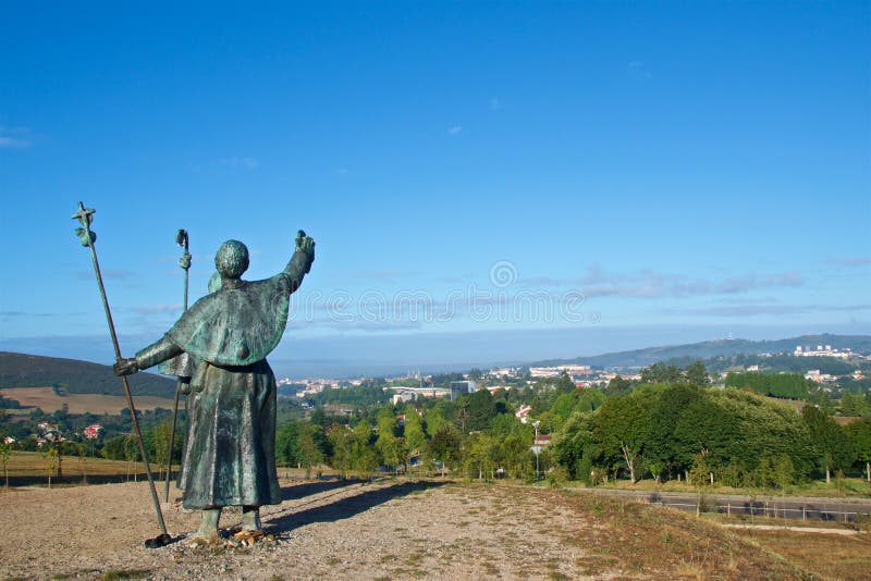 Le statue dei pellegrini che indicano la cattedrale su Monte fanno Gozo in Santiago de Compostela, Spagna immagini stock libere da diritti Le statue dei pellegrini che indicano la cattedrale su Monte fanno Gozo in Santiago de Compostela, Spagna immagini stock libere da diritti
