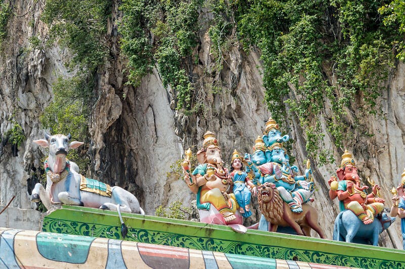 Le statue indù dei con Ganesha a Batu scava vicino a Kuala Lumpur Malaysia fotografia stock libera da diritti Le statue indù dei con Ganesha a Batu scava vicino a Kuala Lumpur Malaysia fotografia stock libera da diritti