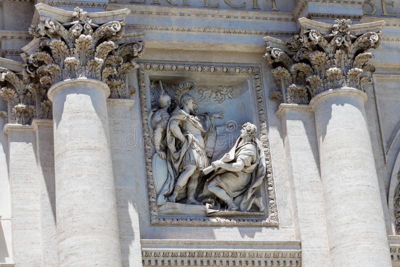 Le statue sulla bella fontana di Trevi fotografie stock Le statue sulla bella fontana di Trevi fotografie stock
