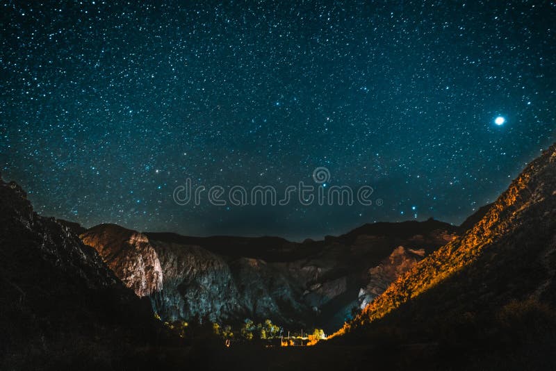 Le stelle contro il cielo scuro con le nuvole hanno sparato dalla sommità della notte di Venere della Via Lattea fotografie stock Le stelle contro il cielo scuro con le nuvole hanno sparato dalla sommità della notte di Venere della Via Lattea fotografie stock