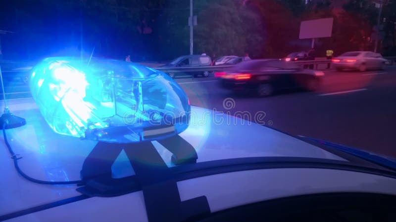 Le stroboscope de clignotement de plan rapproché s'allume sur la voiture de police, lightbar bleu, situation d'urgence images libres de droits Le stroboscope de clignotement de plan rapproché s'allume sur la voiture de police, lightbar bleu, situation d'urgence images libres de droits
