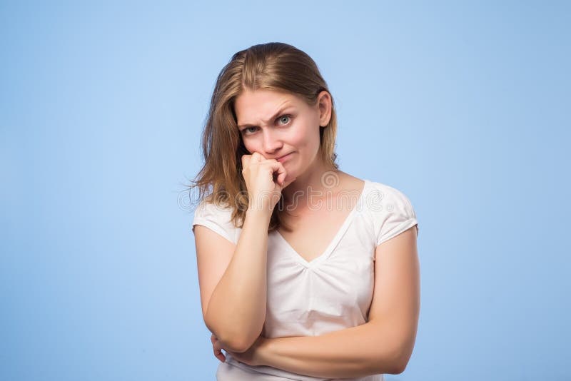 Le studio a tiré de la fille européenne regardant loin, ayant l'expression douteuse et indécise de visage images libres de droits Le studio a tiré de la fille européenne regardant loin, ayant l'expression douteuse et indécise de visage images libres de droits