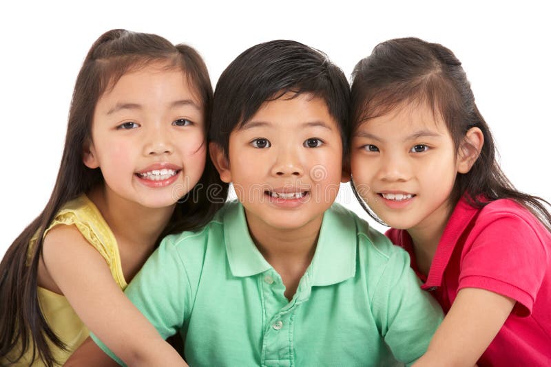 Le studio a tiré de trois enfants chinois photographie stock Le studio a tiré de trois enfants chinois photographie stock