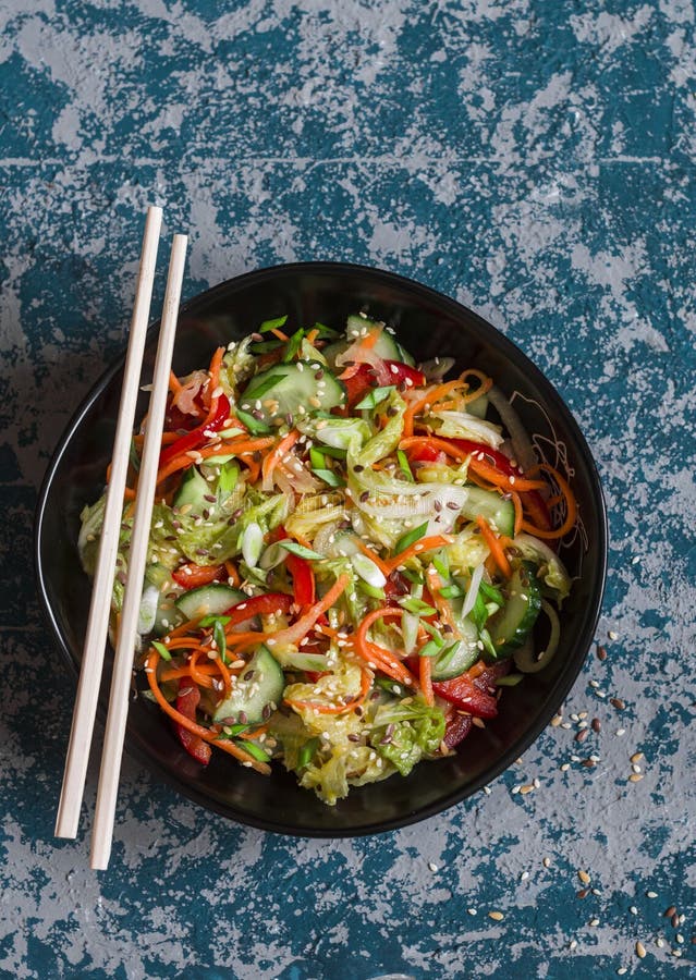 Le style asiatique a mariné la salade de légumes sur le fond foncé photo stock Le style asiatique a mariné la salade de légumes sur le fond foncé photo stock
