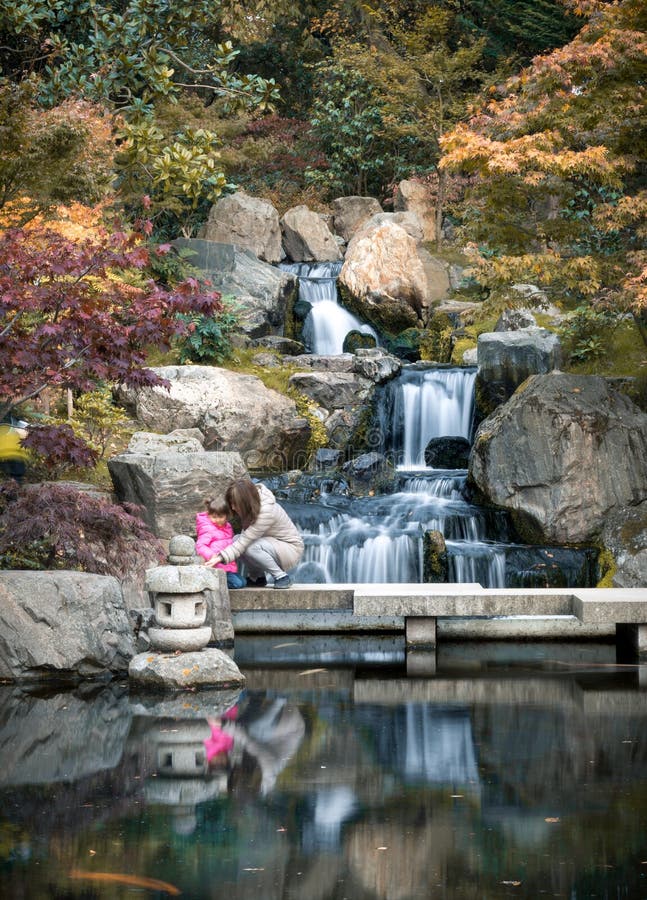 Le style japonais scénique fait du jardinage avec une cascade en parc Londres, R-U de la Hollande images stock Le style japonais scénique fait du jardinage avec une cascade en parc Londres, R-U de la Hollande images stock