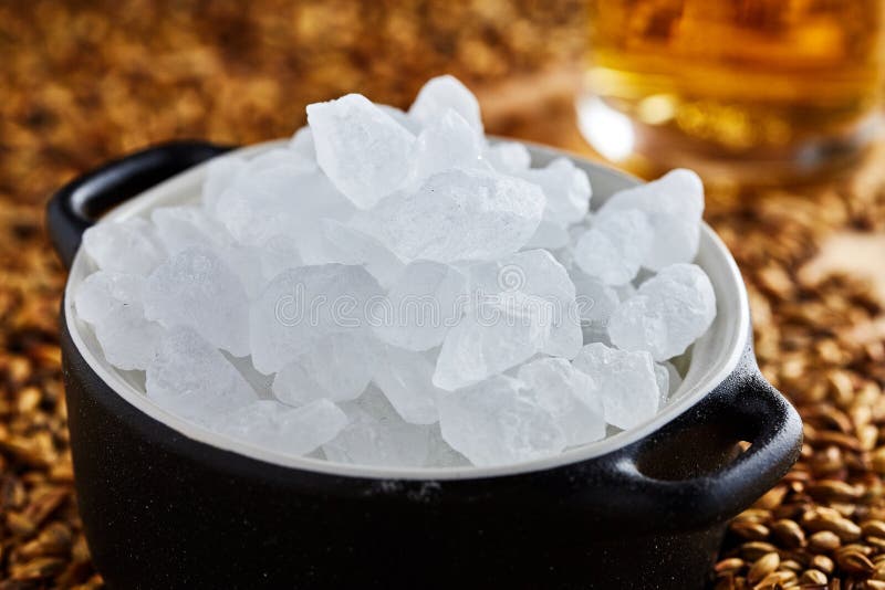 Le sucre blanc glacé belge original dans un pot d'argile