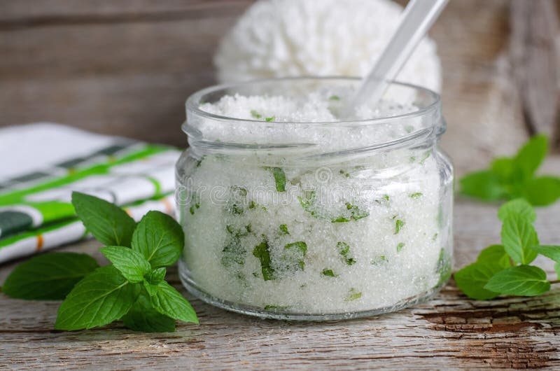 Le sucre fait maison frottent avec l'huile végétale, les feuilles en bon état coupées et le pétrole en bon état essentiel photos stock Le sucre fait maison frottent avec l'huile végétale, les feuilles en bon état coupées et le pétrole en bon état essentiel photos stock