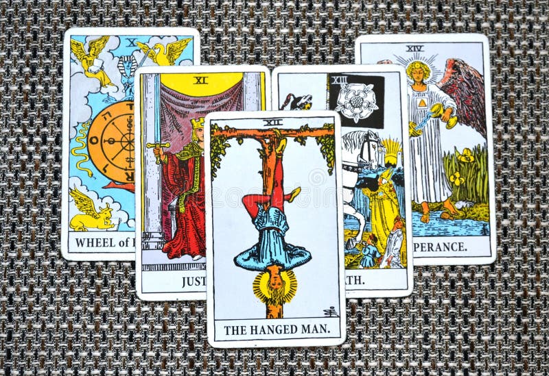 Le support accroché de reddition de réflexion de carte de tarot d'homme en dehors de la photo images stock Le support accroché de reddition de réflexion de carte de tarot d'homme en dehors de la photo images stock