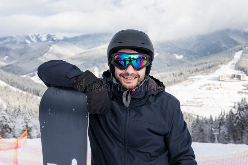 Le surfeur d'homme se tient avec le surf des neiges Verticale de plan rapproché photographie stock Le surfeur d'homme se tient avec le surf des neiges Verticale de plan rapproché photographie stock