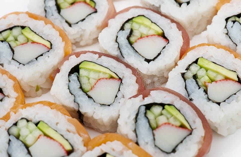 Le sushi roule l'assortiment sur le fond blanc photos libres de droits Le sushi roule l'assortiment sur le fond blanc photos libres de droits