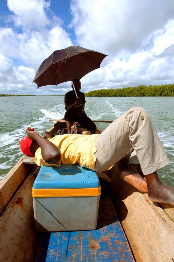 LE SÉNÉGAL - 12 JUIN : Deux hommes de bateau prenant un temps de détente le 12 juin, photo libre de droits LE SÉNÉGAL - 12 JUIN : Deux hommes de bateau prenant un temps de détente le 12 juin, photo libre de droits