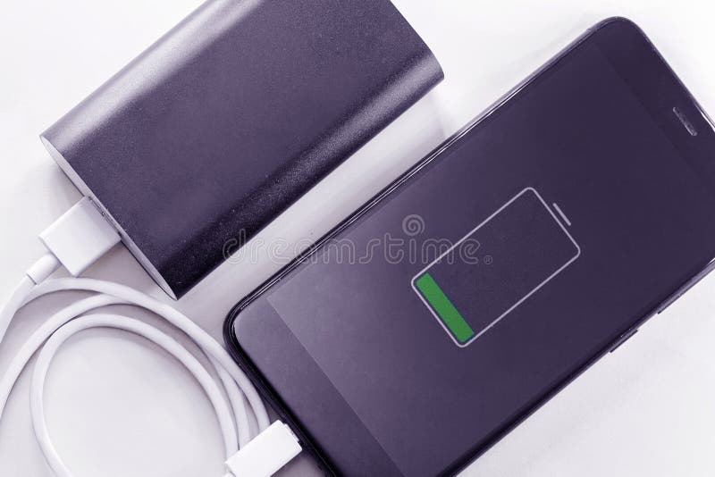 Le t?l?phone de Smartphone charge de la banque de puissance photos libres de droits Le t?l?phone de Smartphone charge de la banque de puissance photos libres de droits