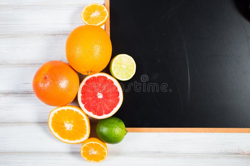 Le tableau avec l'agrume frais photo libre de droits Le tableau avec l'agrume frais photo libre de droits