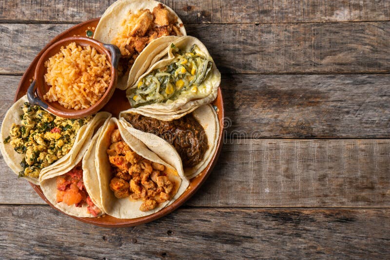 Le Tacos Mexicain De Ragoût Attire également Des Guisados Image stock -  Image du carte, dîner: 203116497