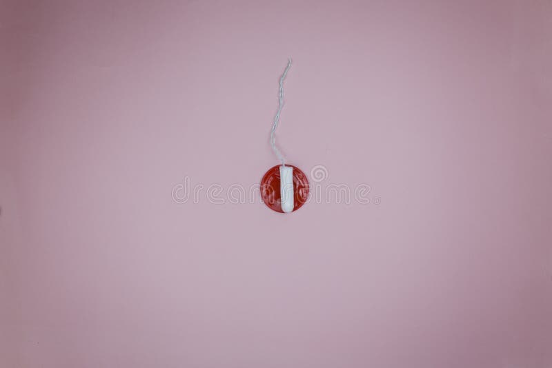 Le tampon des femmes avec une alarme rouge Concept d'hygi?ne photo stock Le tampon des femmes avec une alarme rouge Concept d'hygi?ne photo stock