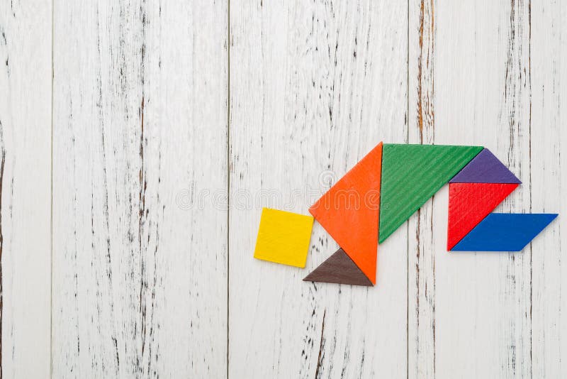 Le tangram en bois a formé comme un peuple se mettant à genoux vers le bas photographie stock