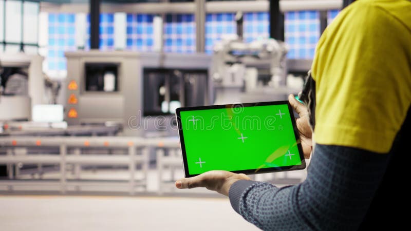 Le technicien d'usine de panneaux solaires utilise une tablette à écran vert pour surveiller les systèmes banque de vidéos