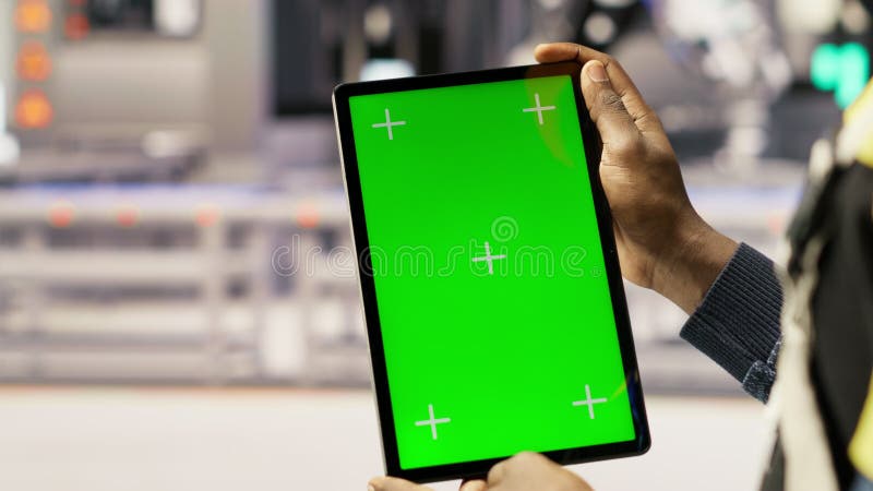 Le technicien d'usine de panneaux solaires utilise une tablette à écran vert pour surveiller les systèmes clips vidéos