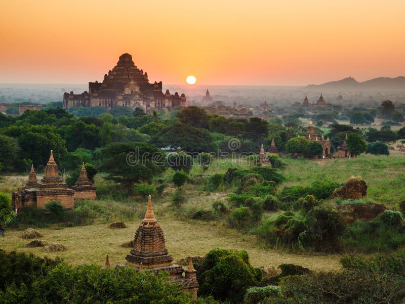 Le tempie di bagan ad alba, Bagan, Myanmar fotografie stock libere da diritti Le tempie di bagan ad alba, Bagan, Myanmar fotografie stock libere da diritti