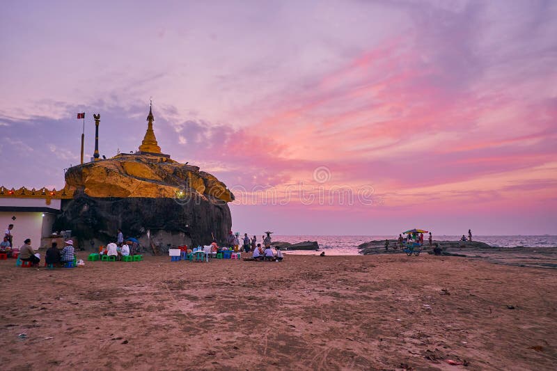 Le Temple Au Golfe Du Bengale Chaung Tha Myanmar Photo