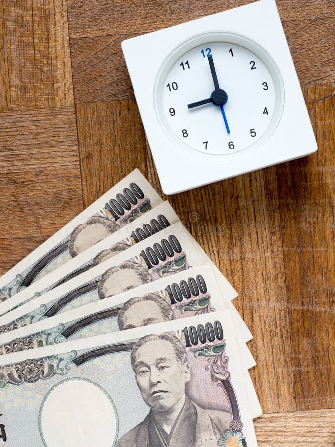Le temps, c'est de l'argent, horloge et Japonais 10000 factures de Yens sur l'en bois photos libres de droits Le temps, c'est de l'argent, horloge et Japonais 10000 factures de Yens sur l'en bois photos libres de droits
