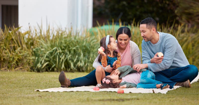 Maman Et Aide à Apprendre Les Devoirs Et L'écriture Des élèves Ou  L'éducation à La Maison étude Et De Travail Sur Table Photo stock - Image  du développement, projet: 279793316