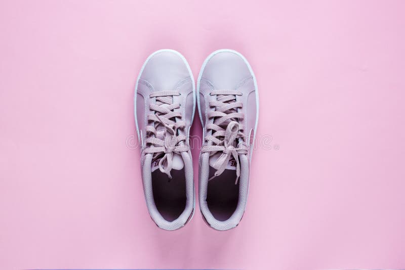 Le tennis de Nike Court Royale a mont? espadrille rose sur le fond en pastel rose photographie stock Le tennis de Nike Court Royale a mont? espadrille rose sur le fond en pastel rose photographie stock