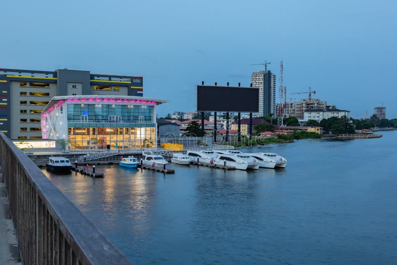 Le terminal Ikoyi Lagos Nigéria de cinq cauris juste après le coucher du soleil photographie stock Le terminal Ikoyi Lagos Nigéria de cinq cauris juste après le coucher du soleil photographie stock