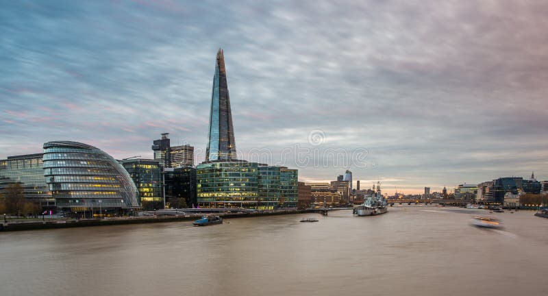 Le tesson, horizon de Londres au coucher du soleil photographie stock libre de droits Le tesson, horizon de Londres au coucher du soleil photographie stock libre de droits