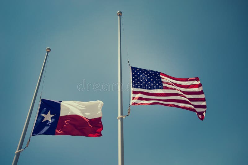 Le Texas et les drapeaux des Etats-Unis au mi-mât photo libre de droits Le Texas et les drapeaux des Etats-Unis au mi-mât photo libre de droits