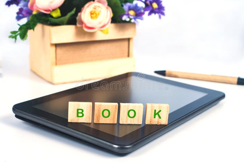 Le texte de livre sur le bloc en bois se connectent le comprimé mobile pour des achats en ligne image libre de droits Le texte de livre sur le bloc en bois se connectent le comprimé mobile pour des achats en ligne image libre de droits