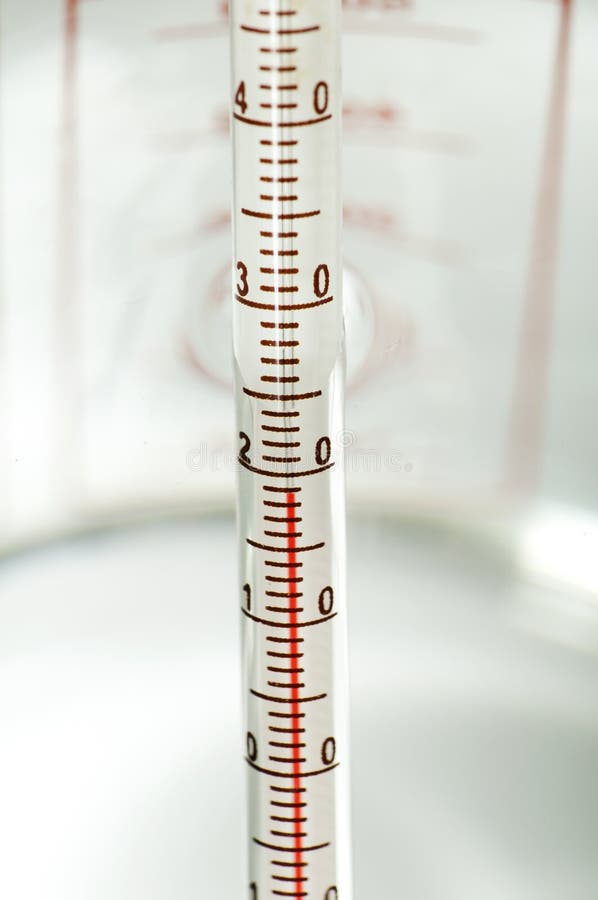 Le Thermomètre Mesure La Température De L'eau Image stock