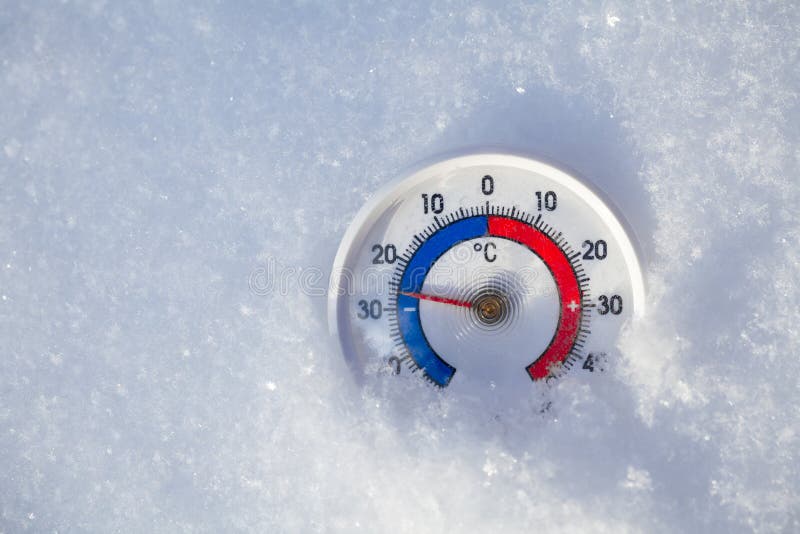 Le thermomètre extérieur dans la neige montre sans l'extrem du degré 26 Celsius photos libres de droits Le thermomètre extérieur dans la neige montre sans l'extrem du degré 26 Celsius photos libres de droits