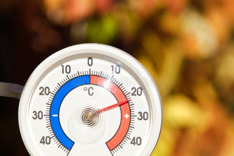 Le thermomètre extérieur montre la température chaude - été indien de la Saint-Martin chaud photographie stock Le thermomètre extérieur montre la température chaude - été indien de la Saint-Martin chaud photographie stock