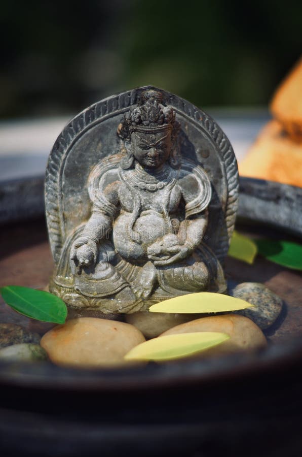Le Thibet statuaire dans l'eau photos stock Le Thibet statuaire dans l'eau photos stock