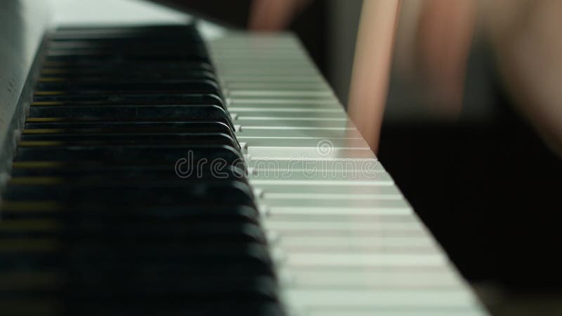 Le thème de l'enseignement d'un enfant dans une école de musique au piano. la main de l'enseignant de musique joue les sons sur le clips vidéos