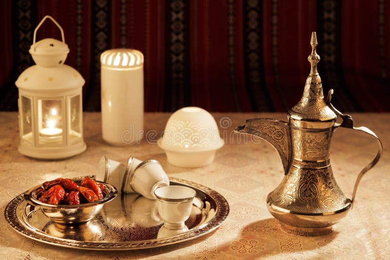 Le thé et les dates iconiques de tissu d'Abrian symbolisent l'hospitalité Arabe