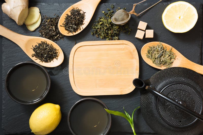 Le thé japonais et chinois vert avec la nourriture traditionnelle a placé sur la table noire Vue supérieure avec l'espace de copi photographie stock Le thé japonais et chinois vert avec la nourriture traditionnelle a placé sur la table noire Vue supérieure avec l'espace de copi photographie stock