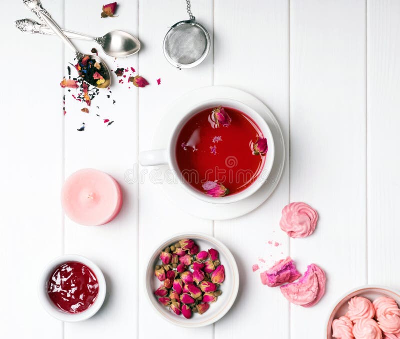 Le thé rose de fines herbes, les roses sèches et tout autre rose ont coloré des objets photos stock Le thé rose de fines herbes, les roses sèches et tout autre rose ont coloré des objets photos stock