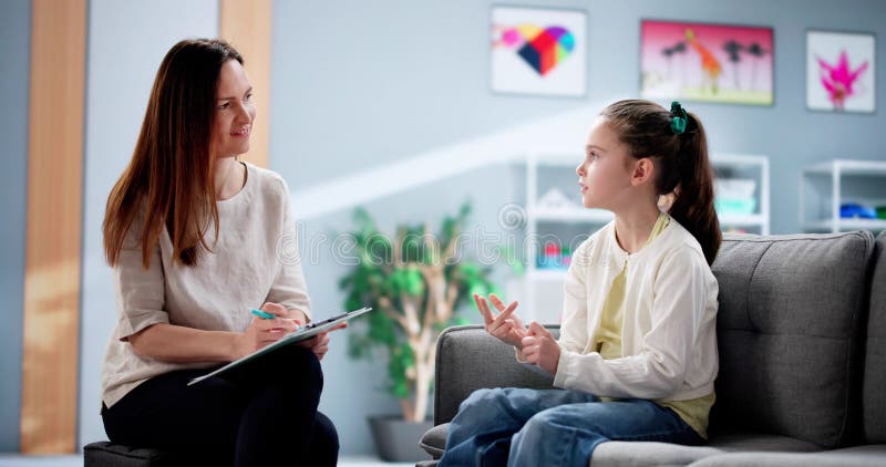 Le thérapeute soignant aide les enfants malheureux à surmonter la tristesse pendant le counseling image stock