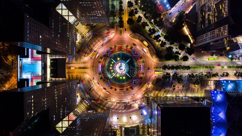 Le timelapse hyperlapse 4k de transport du trafic des voitures à la fontaine détournée de richesse dans la mouche aérienne de vue clips vidéos