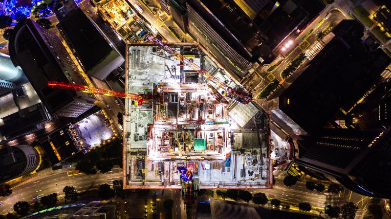 Le timelapse hyperlapse 4k des transports en construction du trafic de grue et de voitures de site la nuit dans la ville. Sommet a banque de vidéos