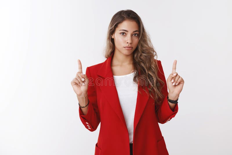 Le tir de studio a inquiété le jeune employé de bureau féminin gradué hésitant portant le collègue de consultation de veste rouge image libre de droits Le tir de studio a inquiété le jeune employé de bureau féminin gradué hésitant portant le collègue de consultation de veste rouge image libre de droits