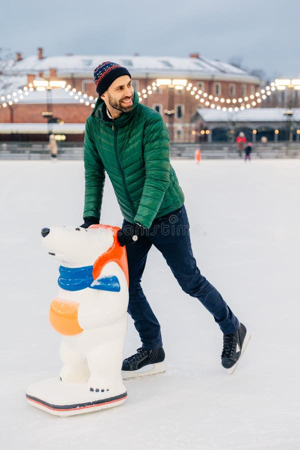 Le tir vertical d'être masculin barbu bel sur la patinoire, apprend images stock Le tir vertical d'être masculin barbu bel sur la patinoire, apprend images stock