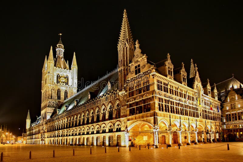 Le tissu Hall chez Ypres photographie stock libre de droits Le tissu Hall chez Ypres photographie stock libre de droits
