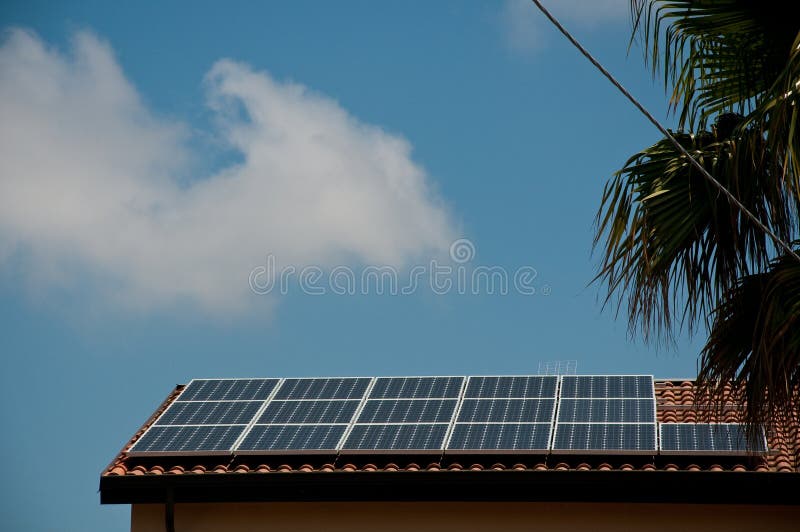 Download Le Toit A Installé Les Panneaux Solaires Qui Sont Employés Pour Faire L'électricité Photo stock - Image du soyez, rétablissement: 76082666